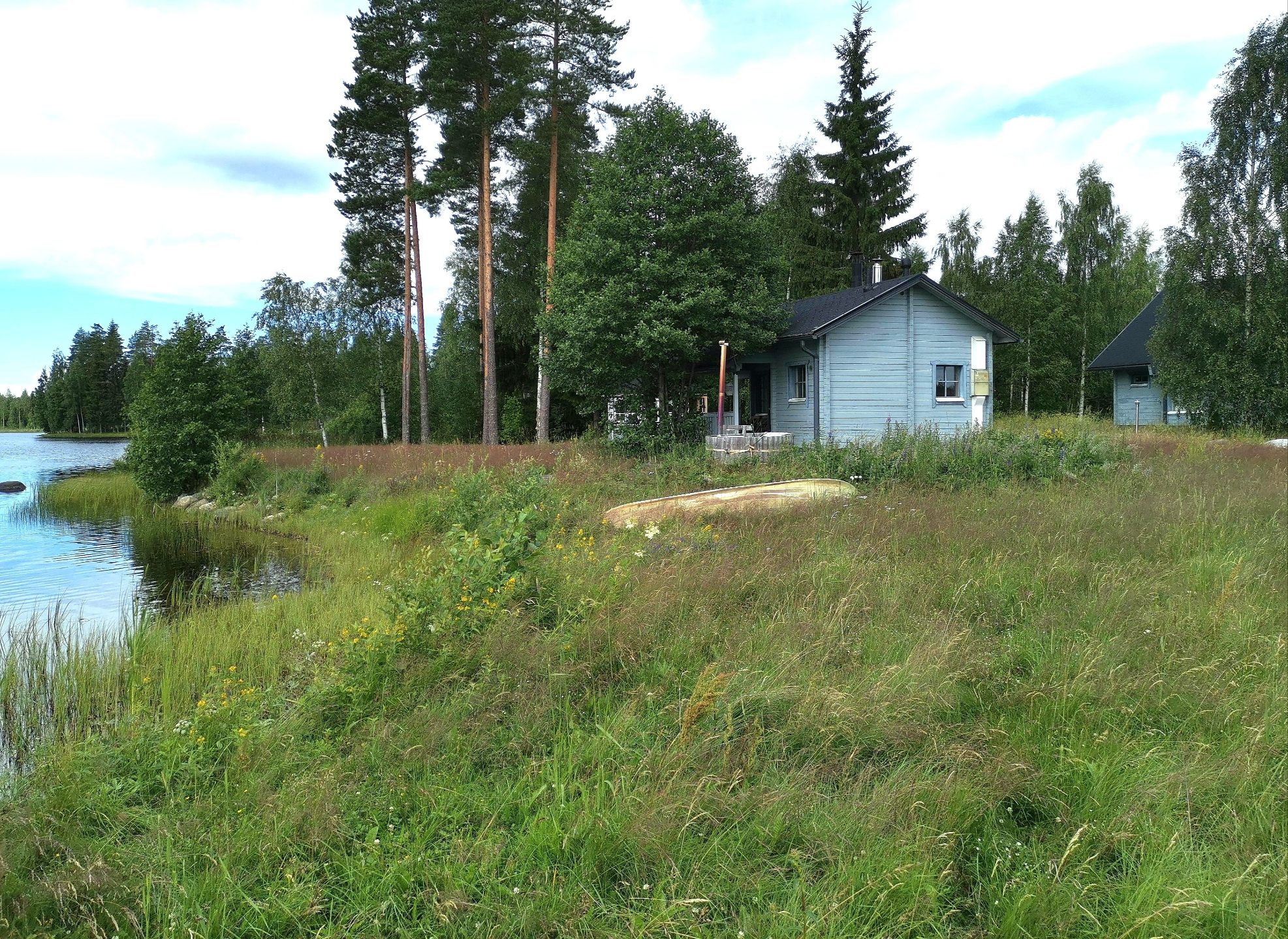 Suomalainen vuokramökki järven rannalla kesällä